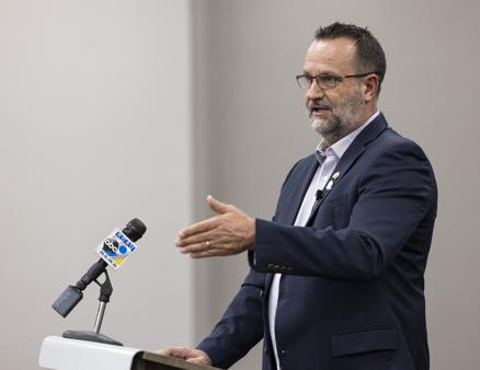 Green Beret Scott Mann speaks to Siouxland Chamber crowd - Vimarsana News
