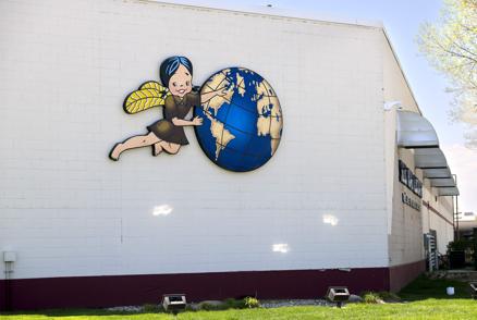 Sioux Honey re-installs its old sign, with slight change - Vimarsana News