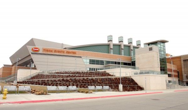 sioux city airport to tyson event center