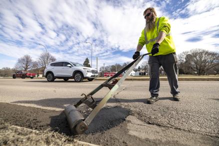 Sioux City crews filled around 46,000 potholes in 2023 - Vimarsana News