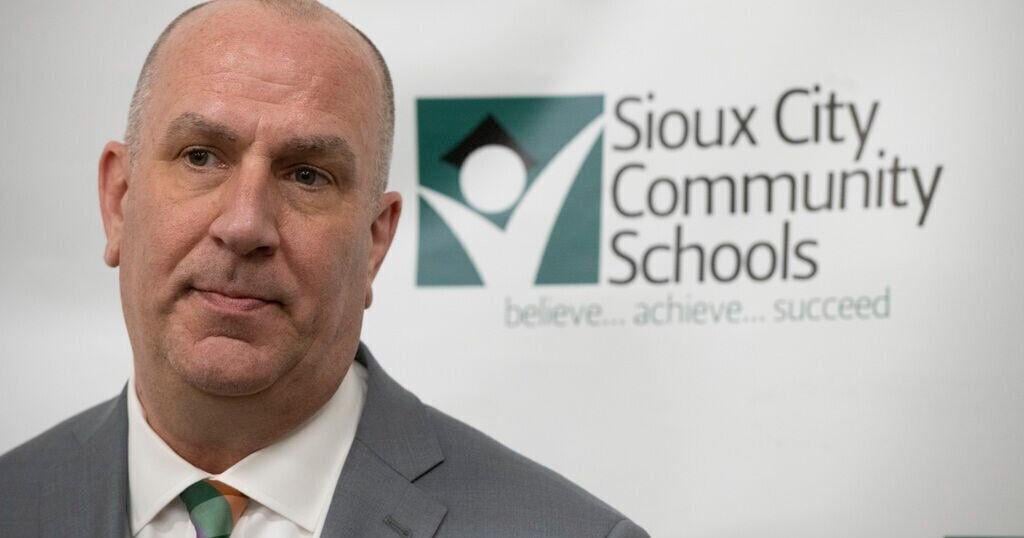 ExSioux City school chief Gausman confirms he asked for closed meeting