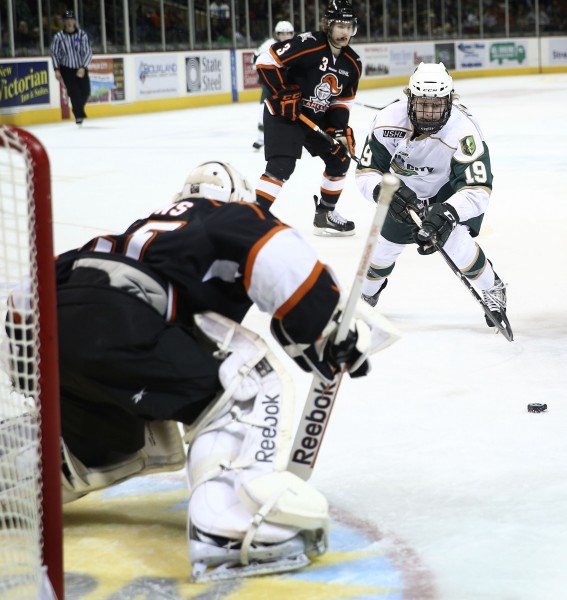 Musketeers hockey vs Omaha Lancers