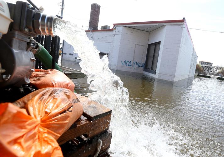 Davenport to reenforce barriers if water drops to 18 feet