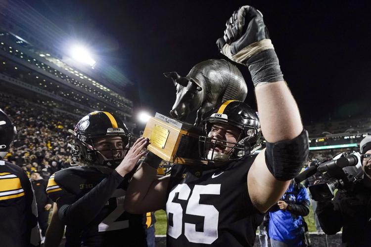 Iowa football's Tyler Linderbaum declares for 2022 NFL Draft