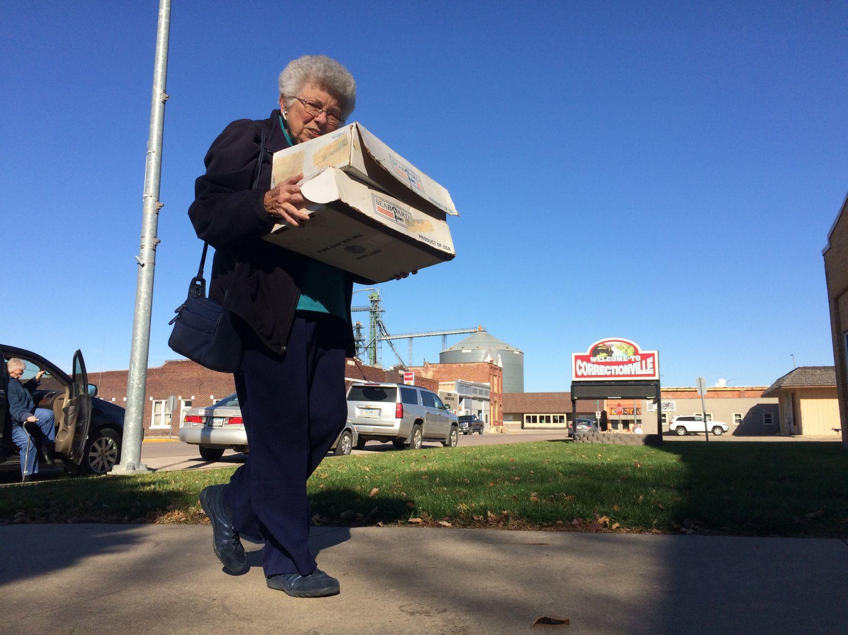 93yearold volunteer flies flag for Correctionville, Iowa