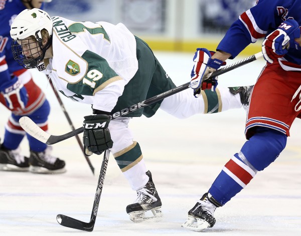 Musketeers hockey vs Des Moines Buccaneers