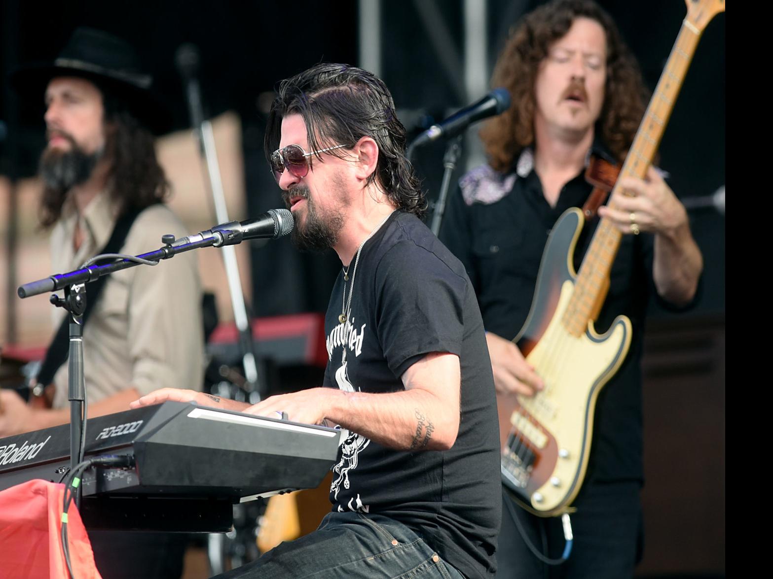Review Cody Jinks Shooter Jennings Make Red Dirt A Hot Festival Music Siouxcityjournal Com