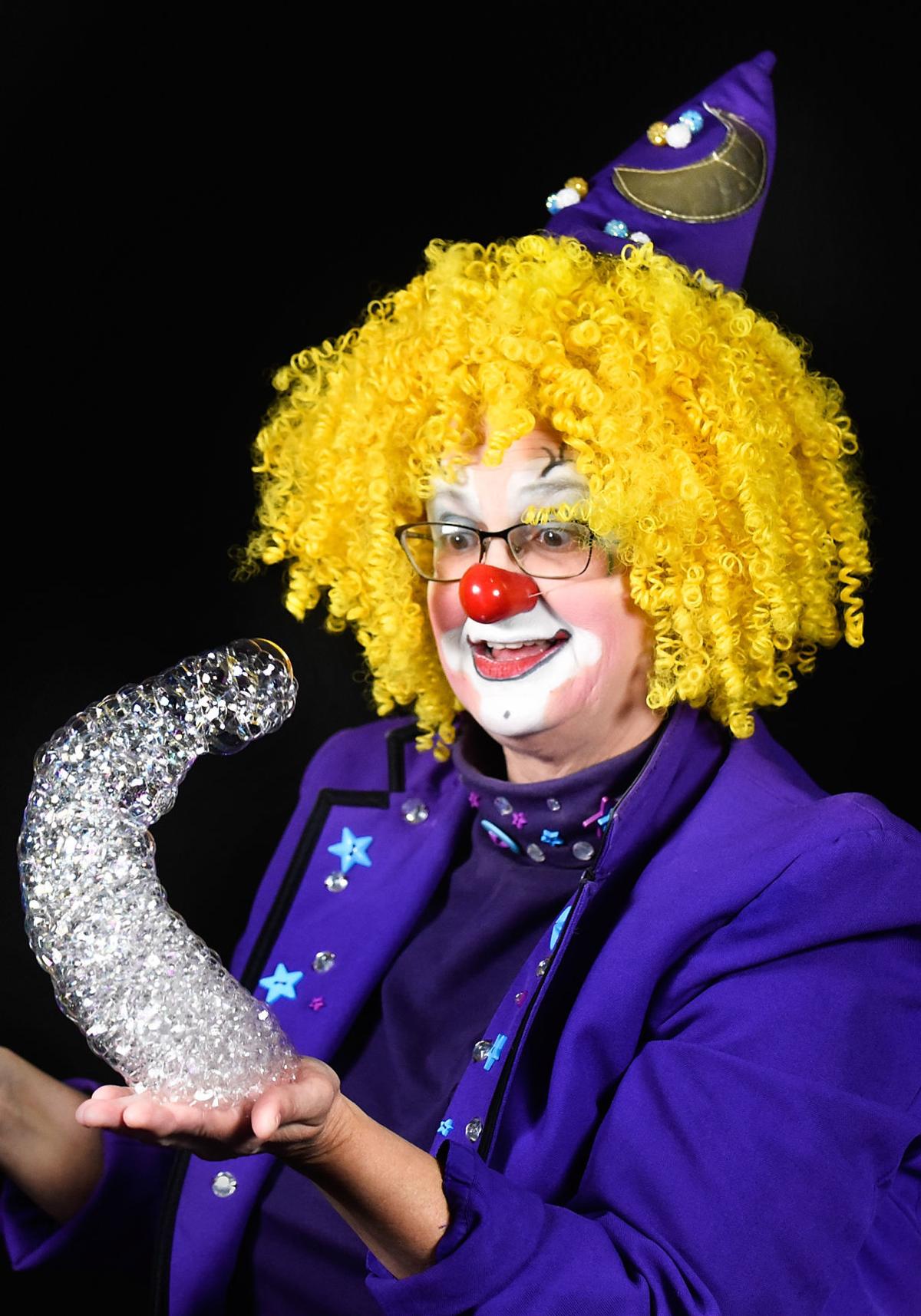 Northwest Iowa clown's bubble blowing puts smiles on faces Local news