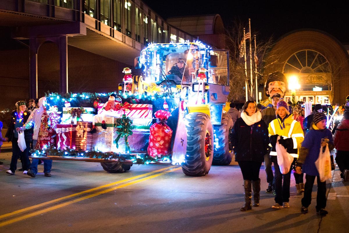 Holiday Lighted Parade held Monday in Sioux City Local news