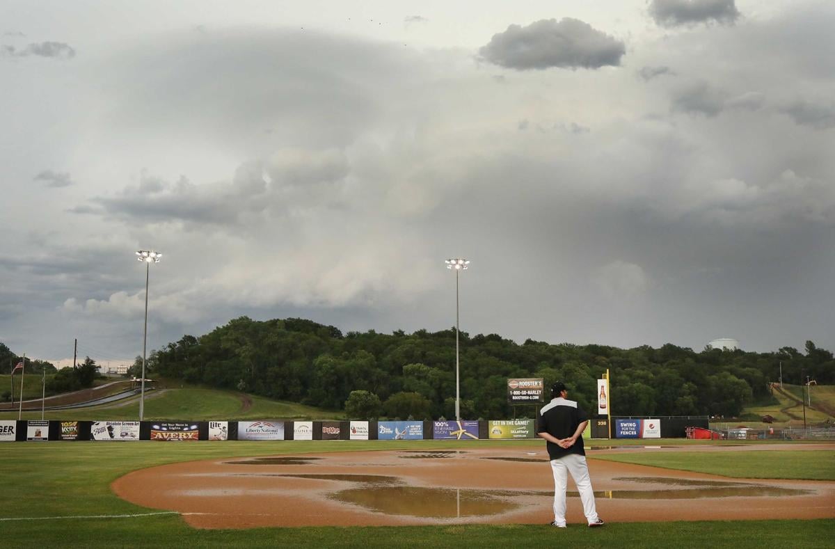 Photos Explorers rain delay Multimedia