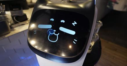 Are robot waiters the future Some restaurants think so Are robot waiters the future Some restaurants think so