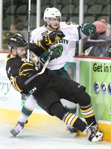Musketeers hockey vs Green Bay Gamblers
