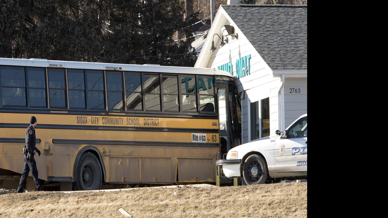 No One Hurt In Sioux City School Bus Crash Crime Courts Siouxcityjournal Com