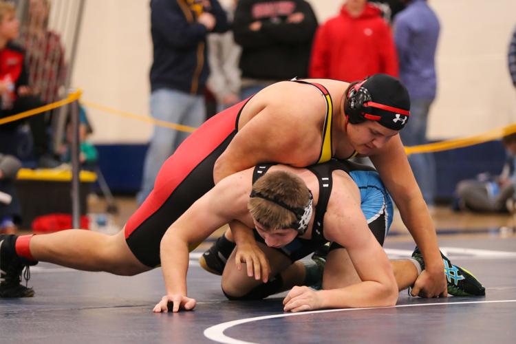 Notah McCabe (North Point wrestling), Jacob Munoz (Huntingtown wrestling)