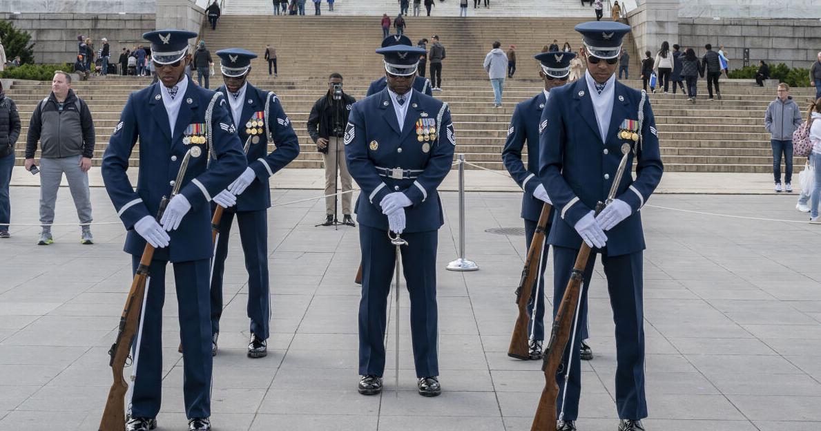 U.S. Air Force Honor Guard Drill Team wows crowd at Lincoln Memorial ...