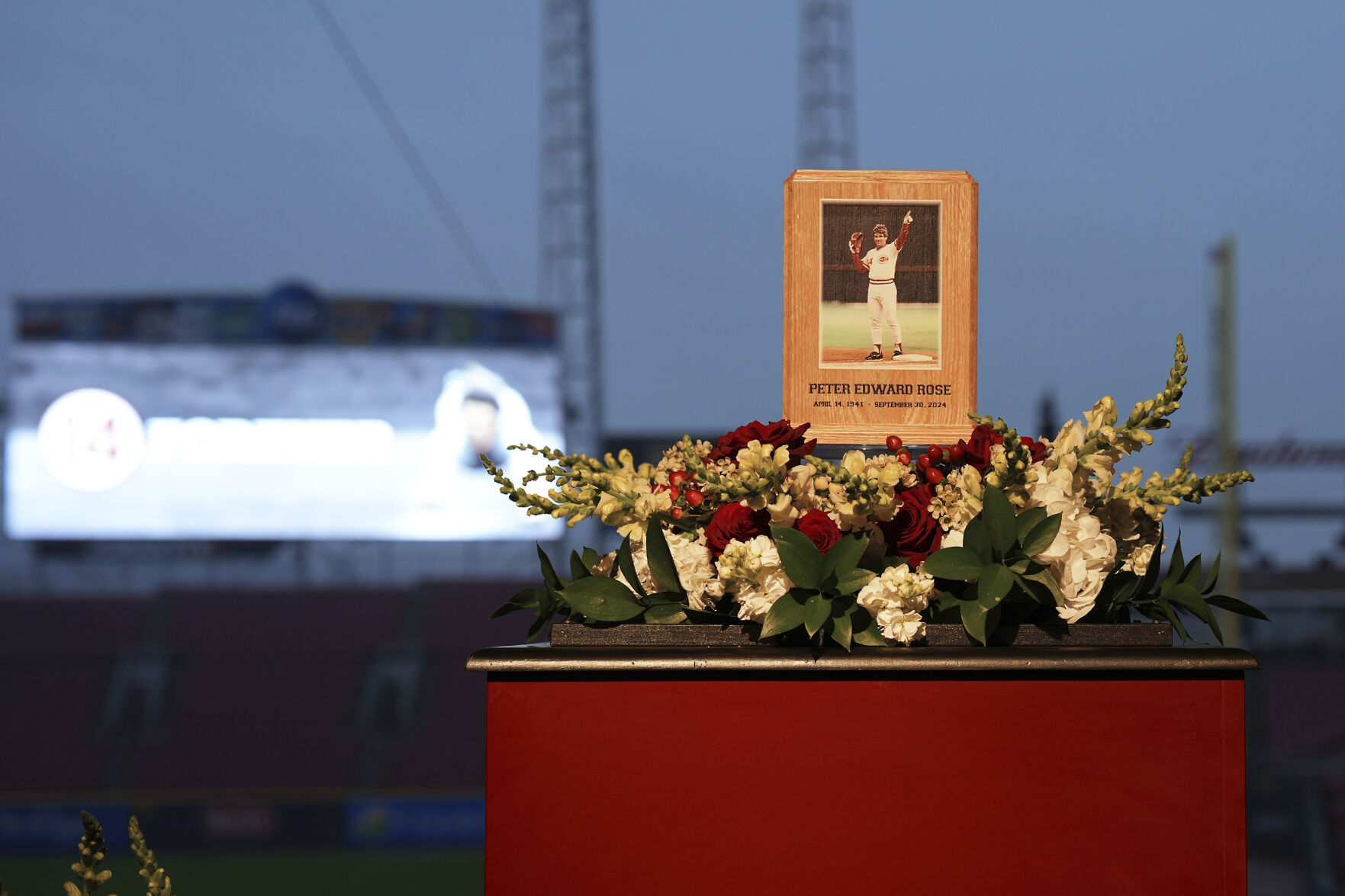 Reds Honor Pete Rose With A 14-hour Visitation At Great American Ball ...