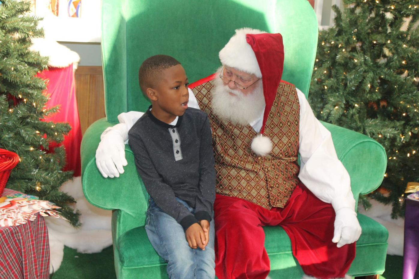 Santa Claus Celebrates 13 Years At Waldorf Mall Spotlight Somdnews Com