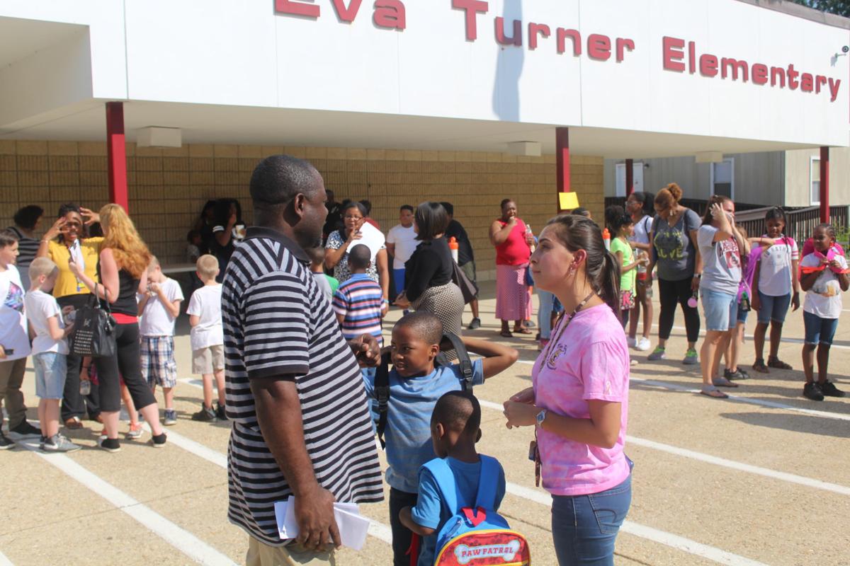 Eva Turner Elementary holds backtoschool, meetandgreet community