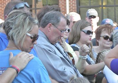 griffith jeff somerset kentucky church pastor baptist vigil surrounded carolyn denham prayer members during street