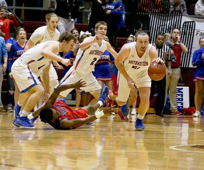 Boys Basketball Warriors Win Region On Logan Dykes Last Second