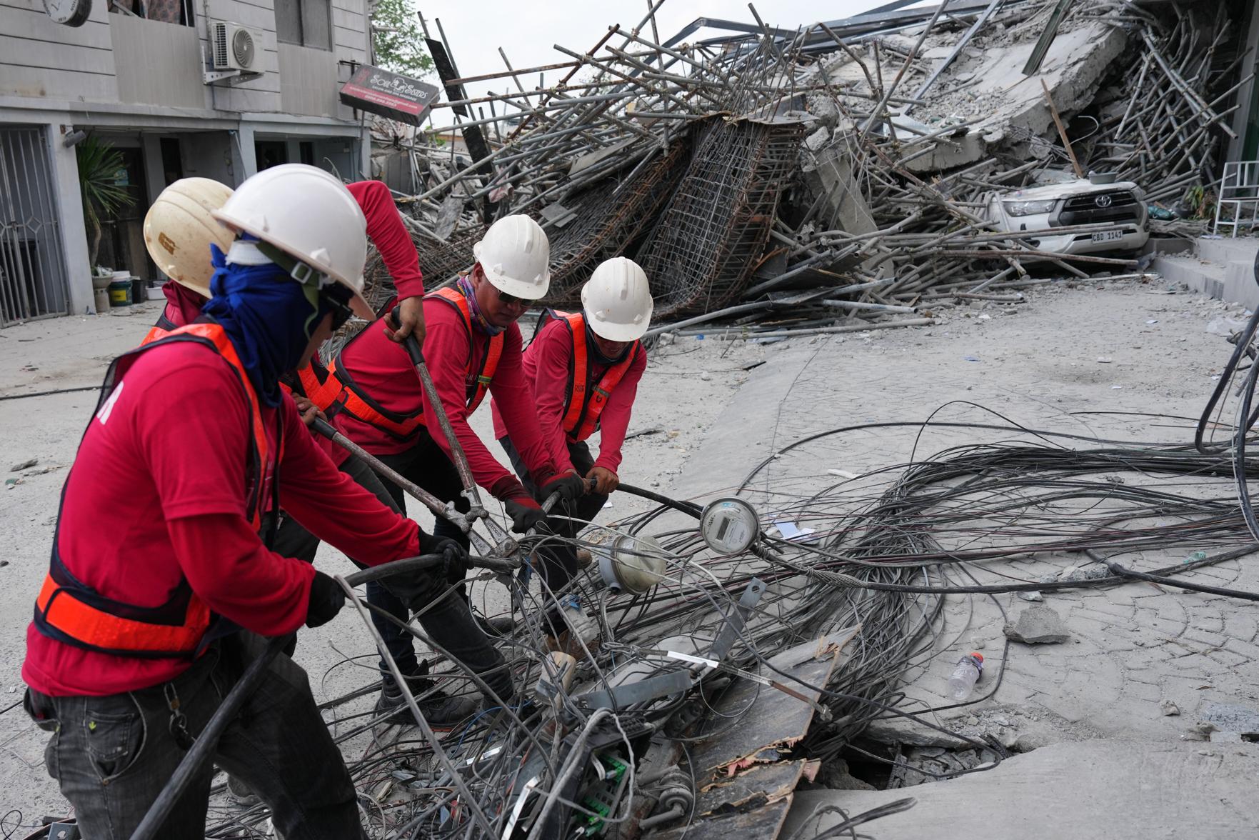 3 dead, 17 mostly workers still missing in collapse of unfinished hotel in Philippines | Nation & World | springfieldnewssun.com