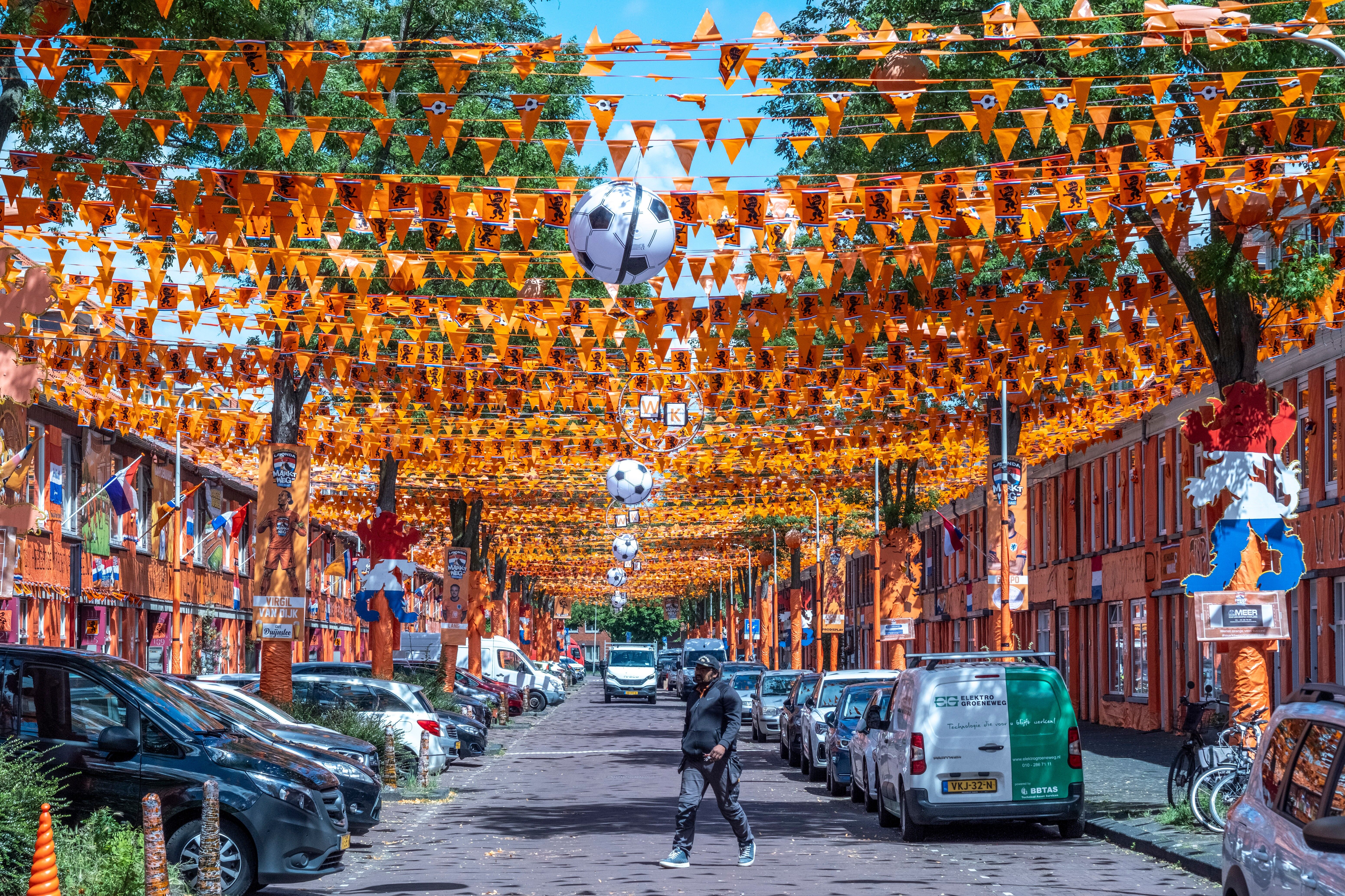 あかふく様 Nederlands Ontwerp Dutch Design A street in The Hague is drenched in orange as Netherlands soccer