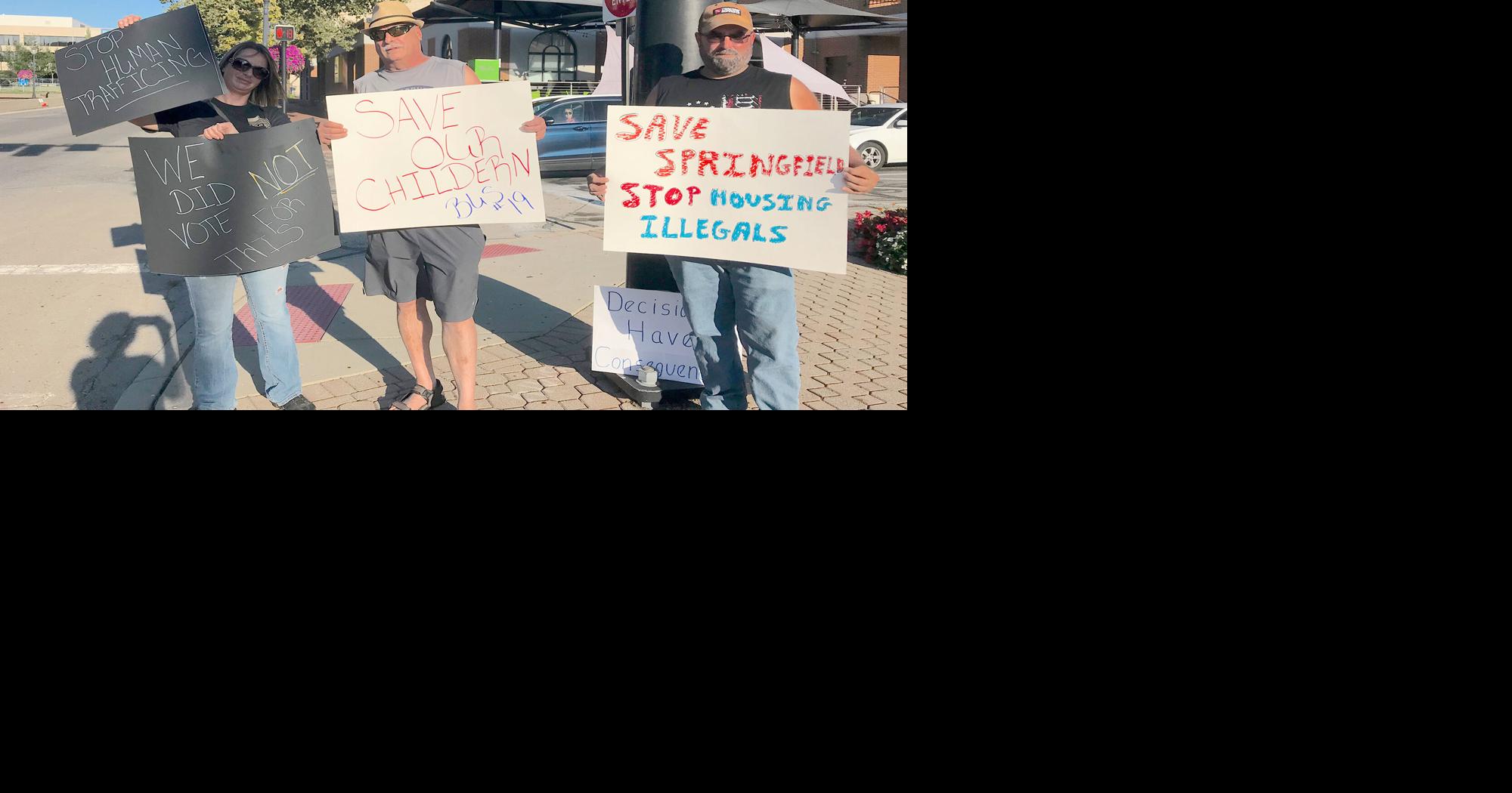 Crowd questions Springfield leaders on immigration issues after bus ...