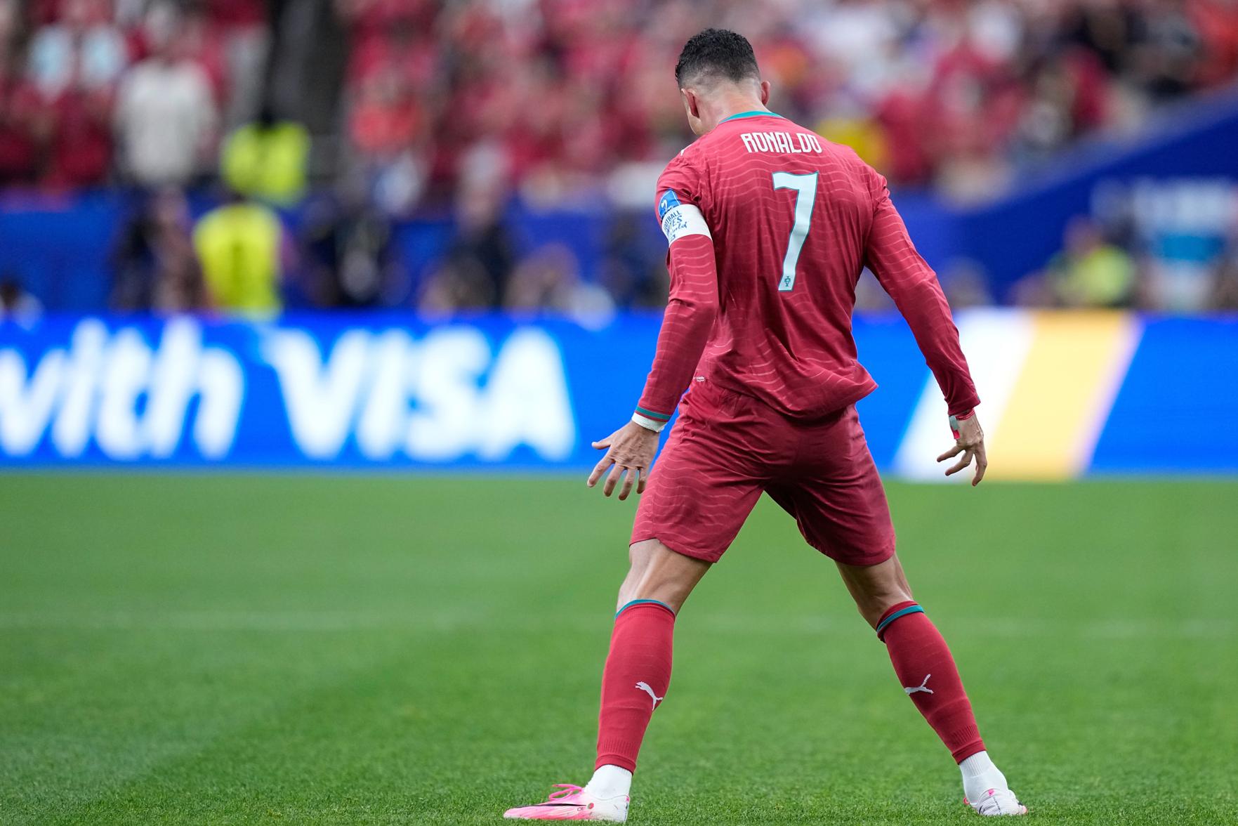 X&ocirc; đổ h&agrave;ng loạt kỷ lục tại World Cup 2026, Ronaldo ch&iacute;nh thức vượt mặt Messi sau trận thắng Uzbekist