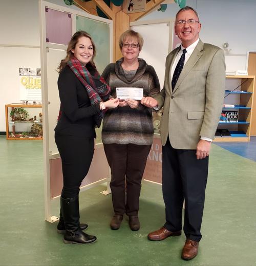 Bank donates to library