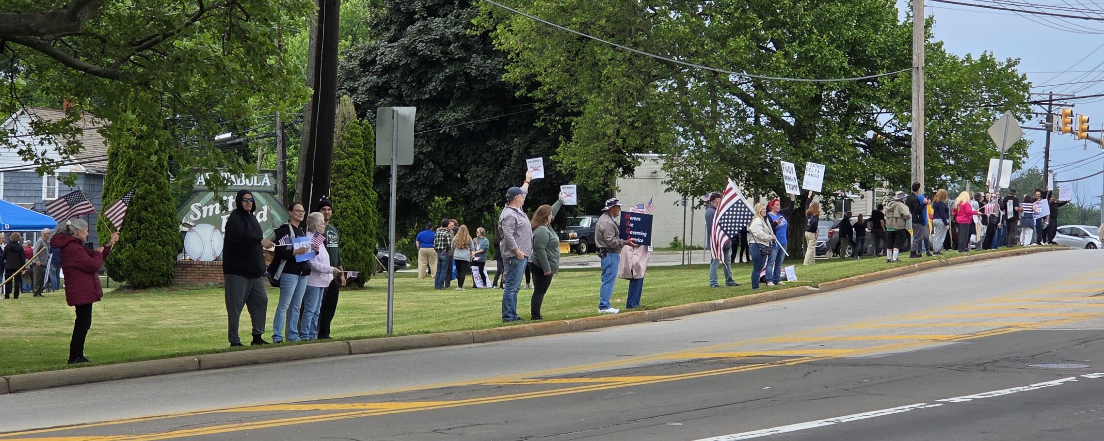 Hundreds gather in Ashtabula for 'No Kings' protest | Local News