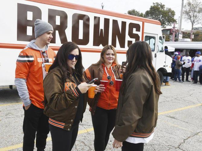 Browns fans safely tailgated Thursday, but Cleveland still says no