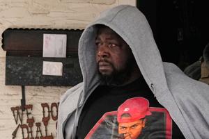 Counter protesters chase off conservative influencer during Minneapolis immigration crackdown