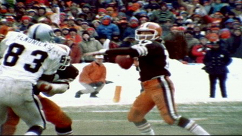 Cleveland Browns quarterback Brian Sipe takes a break during a