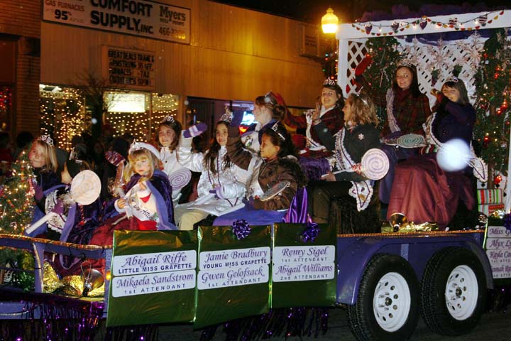 Geneva Ohio Christmas Parade 2022 Santa Claus Parades Into Geneva Atop Fire Truck | Local News |  Starbeacon.com