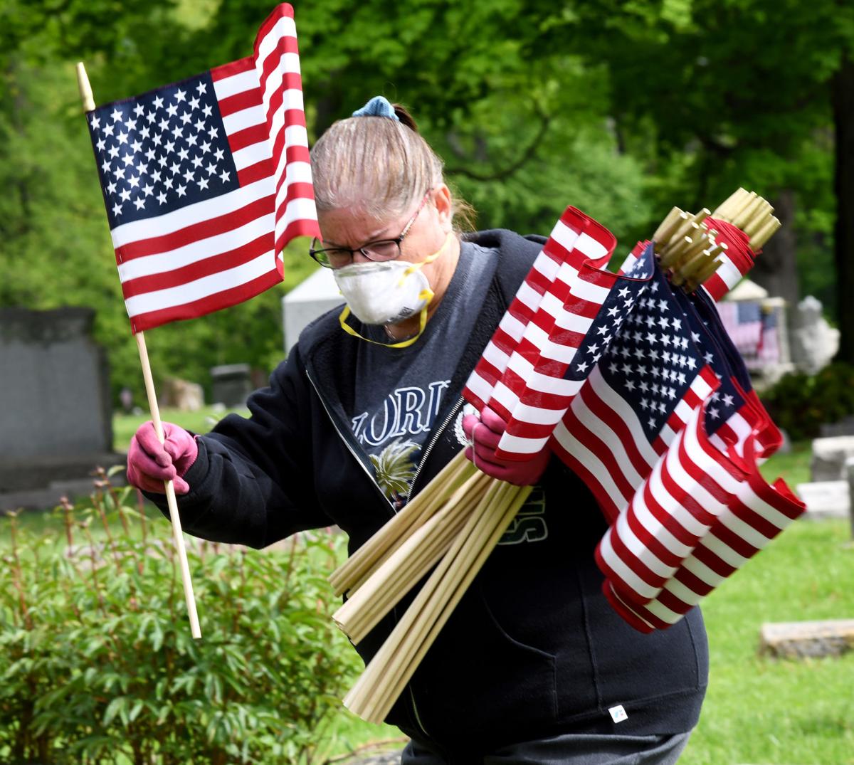 Volunteers Aid In Memorial Day Preparations News Starbeacon Com