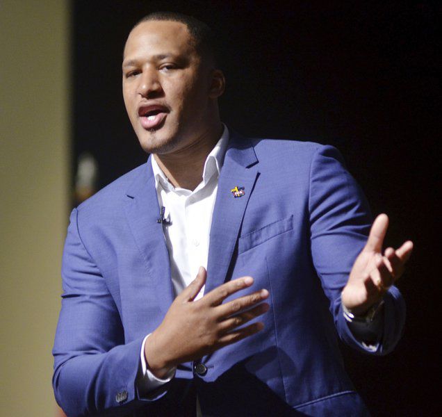 Former Browns wide receiver Steve Sanders shares story at prayer