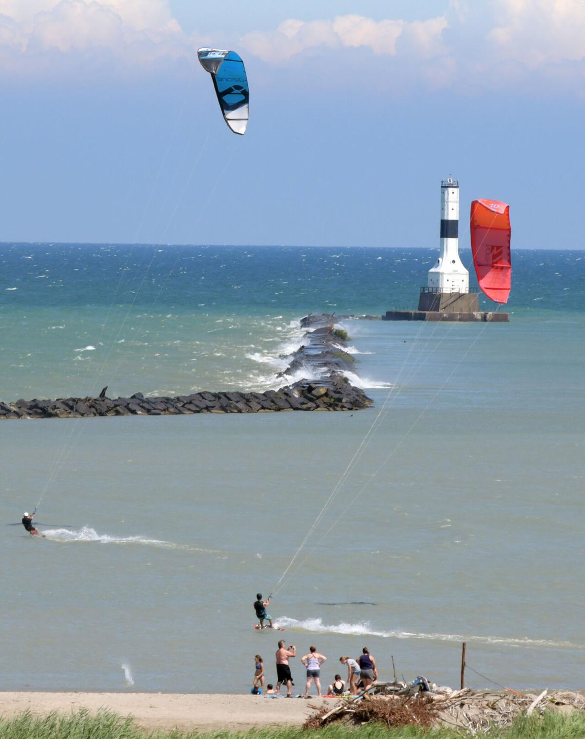 0728 kite surfers