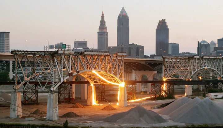 Undertrykkelse hugge Indsigtsfuld Old I-90 bridge in Cleveland comes tumbling down | News | starbeacon.com
