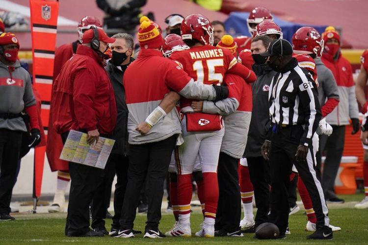 Chiefs fans help Travis Kelce find Chad Henne touchdown ball