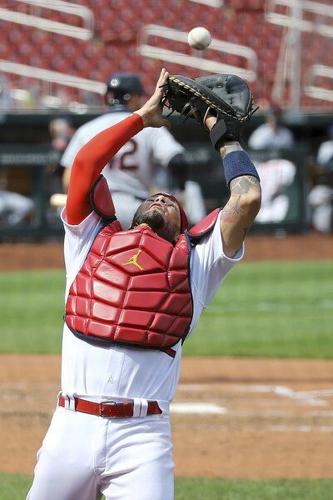 Wainwright throws CG on 39th birthday, Cards top Indians 7-2