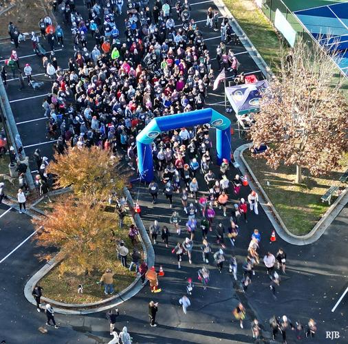 Easton Turkey Trot draws festive crowd Local