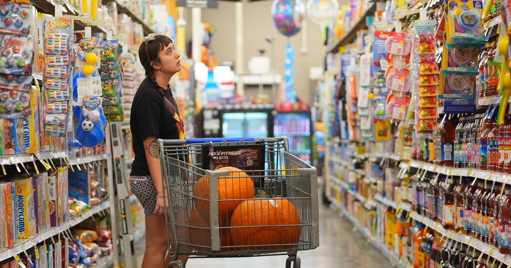 Two-thirds of Americans, 81% of working class living ‘paycheck-to-paycheck'