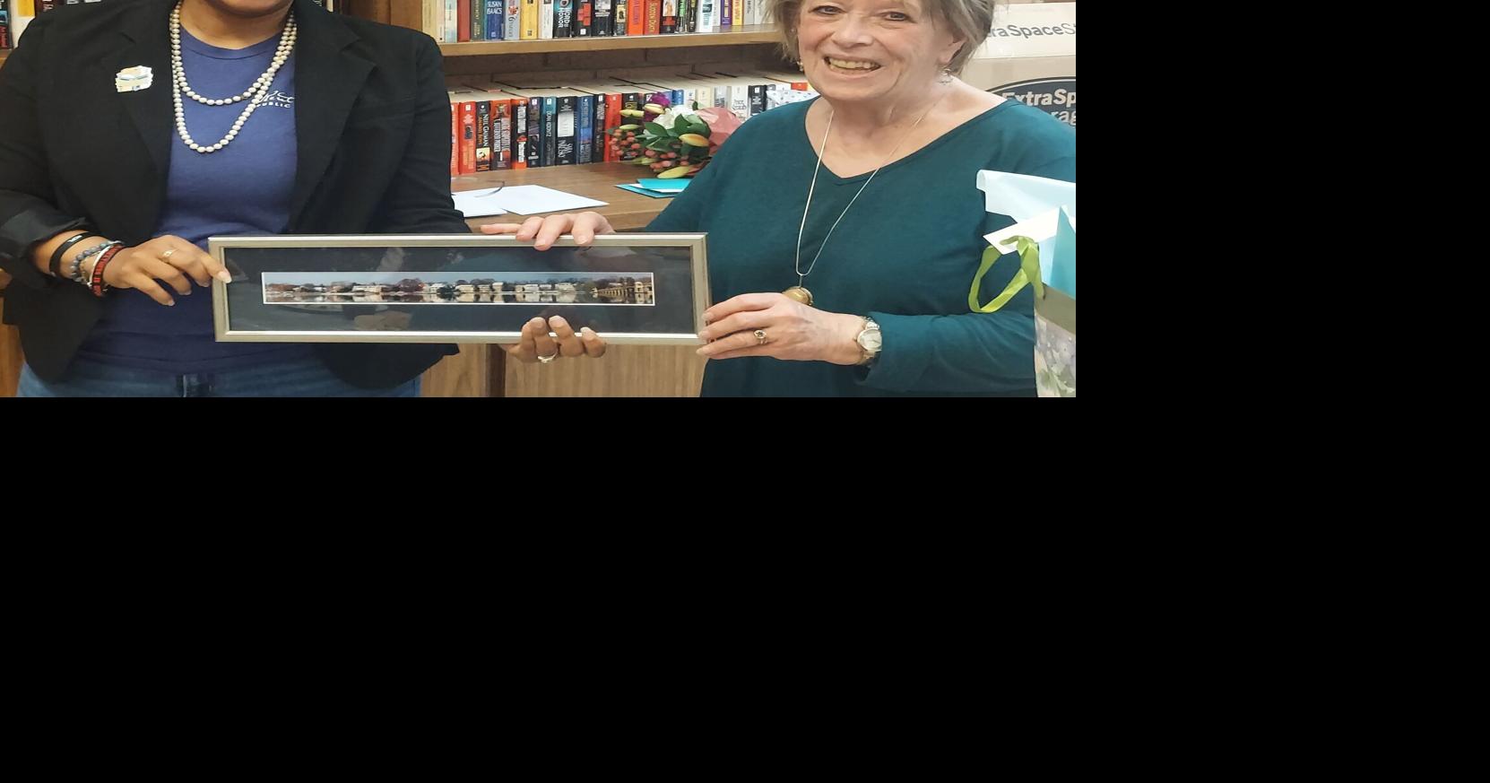 Community wishes library director a fond farewell | Local | stardem.com
