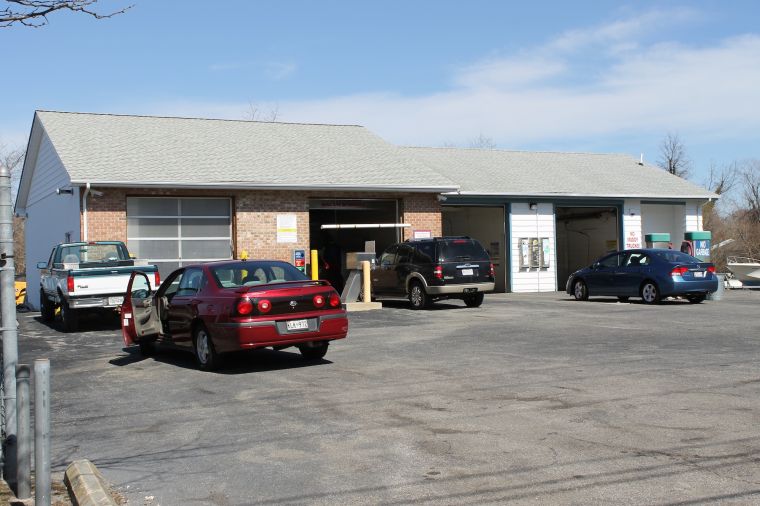 Minivan drives through door at Centreville car wash Local