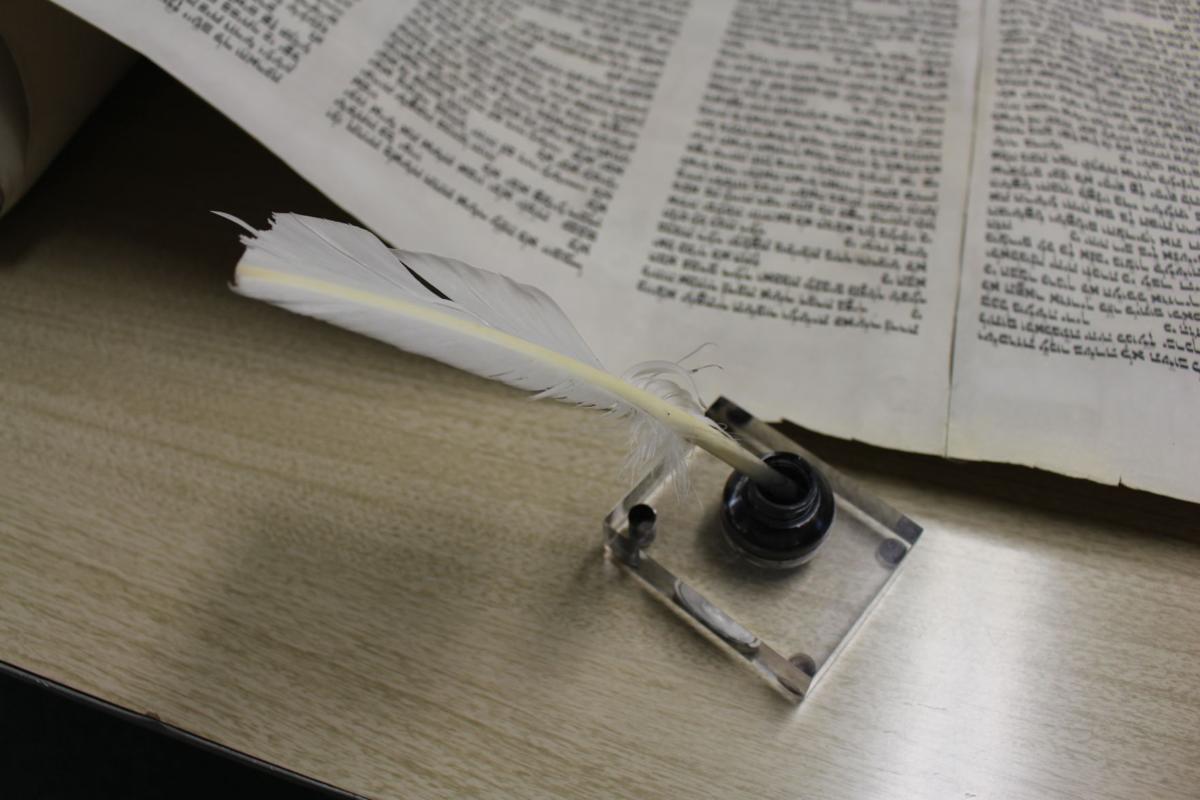 Worldrenowned scribe repairs synagogue Torah Spotlight