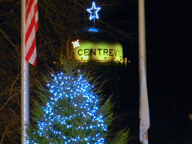 Centreville holds tree lighting before parade Local
