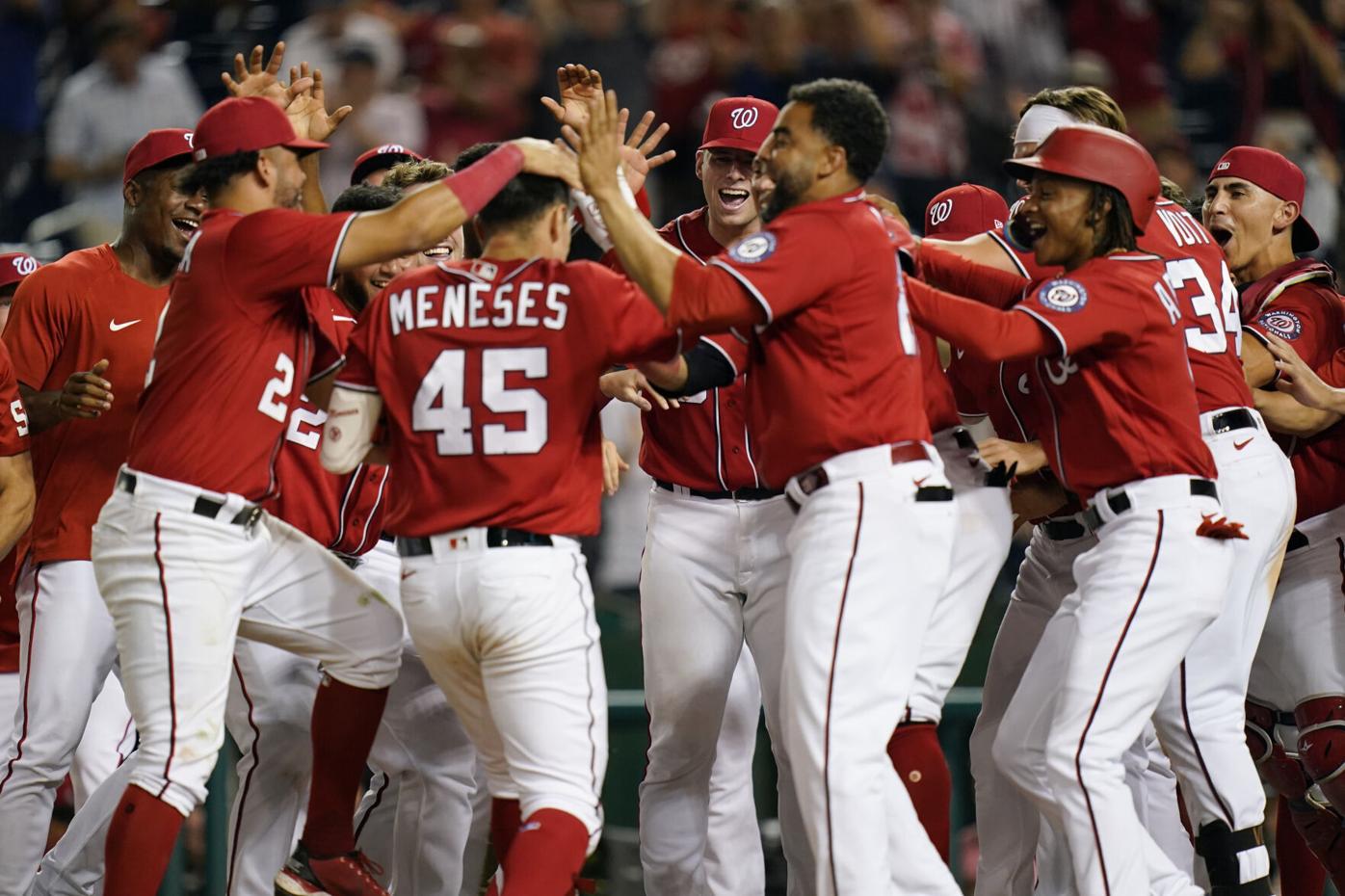 Andrus' 2-run double caps 5-run 9th, White Sox beat A's 5-3