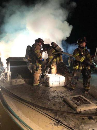 Fire sinks boat at Cambridge marina | Local | stardem.com
