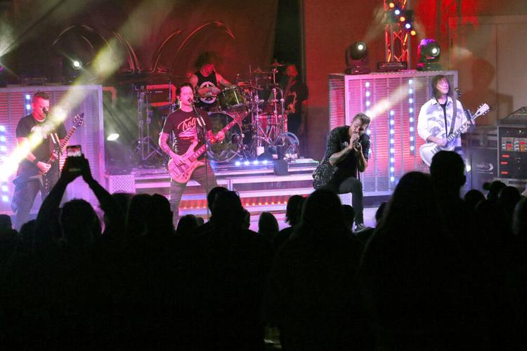 Moon Fever, Hinder rock out at Five Rocks