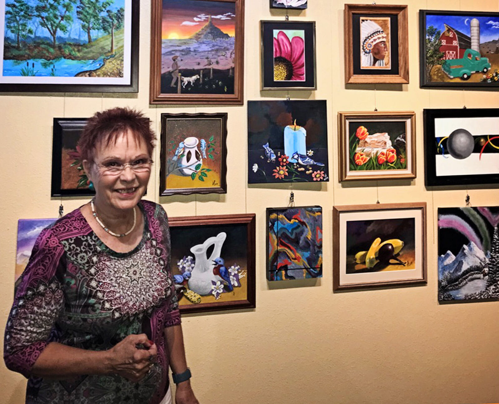 Gering artist being shown in Lewellen